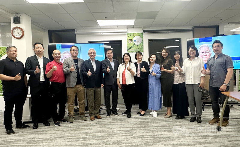 工研院董事長吳政忠（左5）訪問矽谷，與舊金山灣區科技社團交流。中央社記者張欣瑜舊金山攝  114年7月2日