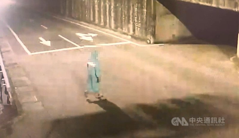 新北市政府警察局林口分局日前獲報1起住宅竊盜案,警方調閱監視器畫面,發現有民眾大熱天卻穿雨衣出沒在案發現場附近,經鎖定後展開偵辦,順利逮人送辦。(翻攝照片)中央社記者王鴻國傳真 114年7月2日