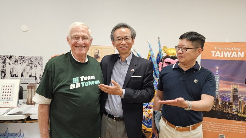 加拿大安大略省牛津郡省議員何德孟(Ernie Hardeman,左)身穿Team Taiwan T恤,與駐多倫多台北辦事處長梁毅鵬(中)、多倫多僑教中心主任藍柏青(右)合影。(駐多倫多台北辦事處提供)中央社記者胡玉立多倫多傳真 114年7月2日