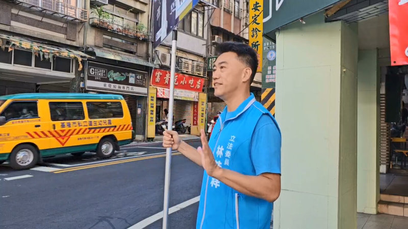 罷免案投票將在26日舉行,面臨罷免危機的國民黨立委林沛祥(圖)2日孤身在基隆市西定路、安一路口向來往市民揮手致意,希望可以這次跟去年市長罷免案一樣,爭取市民支持投下不同意罷免票。(讀者提供)中央社記者王朝鈺傳真 114年7月2日