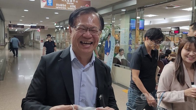 民眾黨立委黃國昌日前在立法院質詢時播放疑似檢察官偵訊錄音「示範帶」惹議。北檢接獲告發後，2日以證人身分傳喚民眾黨立委張啓楷（中）說明。中央社記者謝幸恩攝  114年7月2日