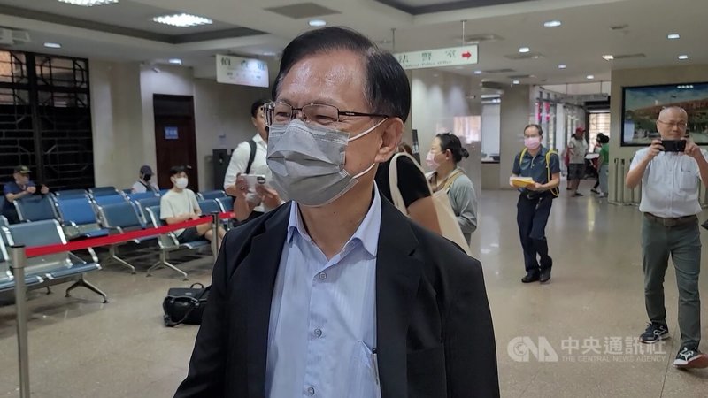民眾黨立委黃國昌日前在立法院質詢時播放疑似檢察官偵訊錄音「示範帶」惹議。北檢2日傳喚民眾黨立委張啓楷(中)說明。張啓楷面對媒體詢問時表示,來善盡公民的義務。中央社記者謝幸恩攝 114年7月2日