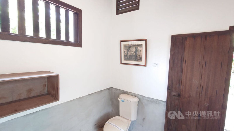 已故畫家洪瑞麟18幅礦工系列作品2日起於嘉義縣新港鄉培桂堂展出。圖為在浴廁的展件「工作後浴場」。中央社記者蔡智明攝 114年7月2日