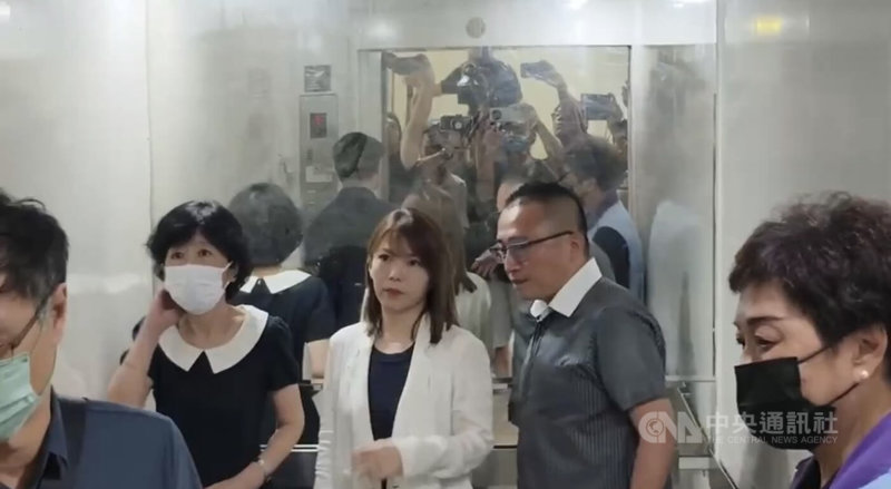 前台北市副市長彭振聲妻子1日在高雄住處墜樓身亡,前台北市長柯文哲妻子陳佩琪(後左)2日上午前往高雄市立殯儀館,約在10時許離開,未受訪。中央社記者董俊志攝 114年7月2日