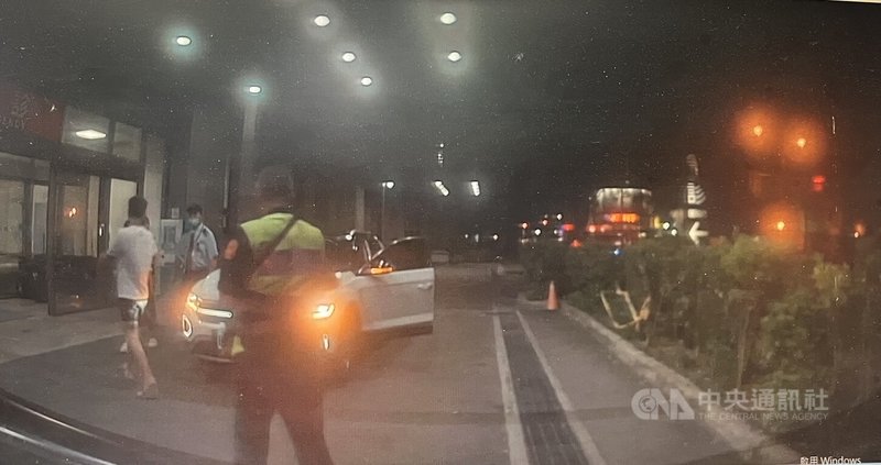 陳姓男子1日凌晨發現1歲的女兒臉色異常,且有高燒狀況,開車自行送醫,途中遇台中市保安警察大隊巡邏車便上前求助,經警車開道縮短送醫時間,讓女童即時獲得救治。(翻攝照片)中央社記者蘇木春傳真 114年7月2日
