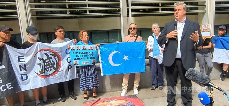 英國執政黨工黨籍國會議員麥道高(持麥克風者)1日呼籲政府勿核准中國巨型使館建案。中央社記者陳韻聿倫敦攝 114年7月2日
