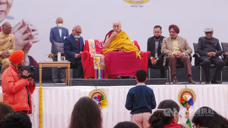 圖為2022年12月達賴喇嘛到印度城市古爾岡(Gurgaon)的一所公立學校演講,並回覆學生提問。(中央社檔案照片)