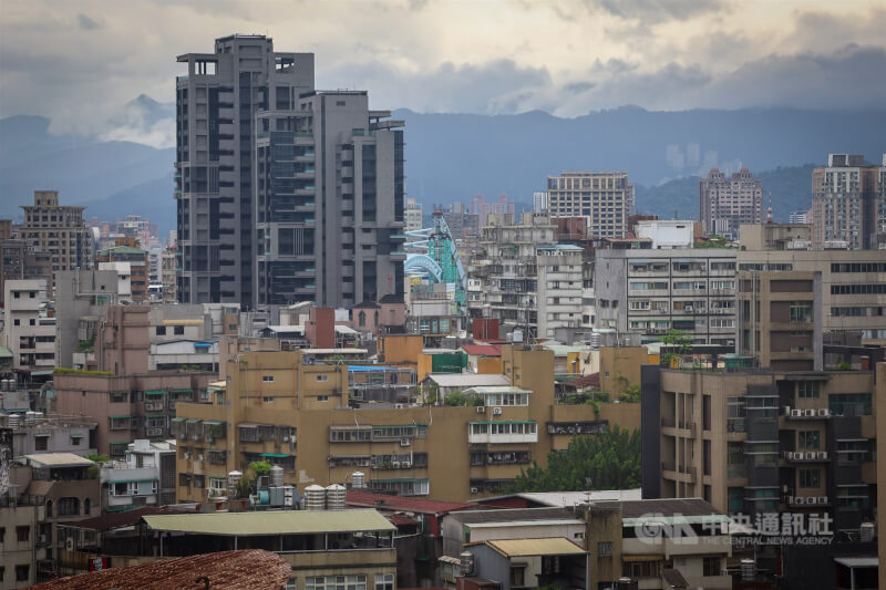 中央銀行近期接獲不動產業者反映民眾無法辦理地上權貸款，認為是受央行選擇性信用管制波及，央行2日發布新聞稿，說明2原則。圖為台北市區一景。（中央社檔案照片）