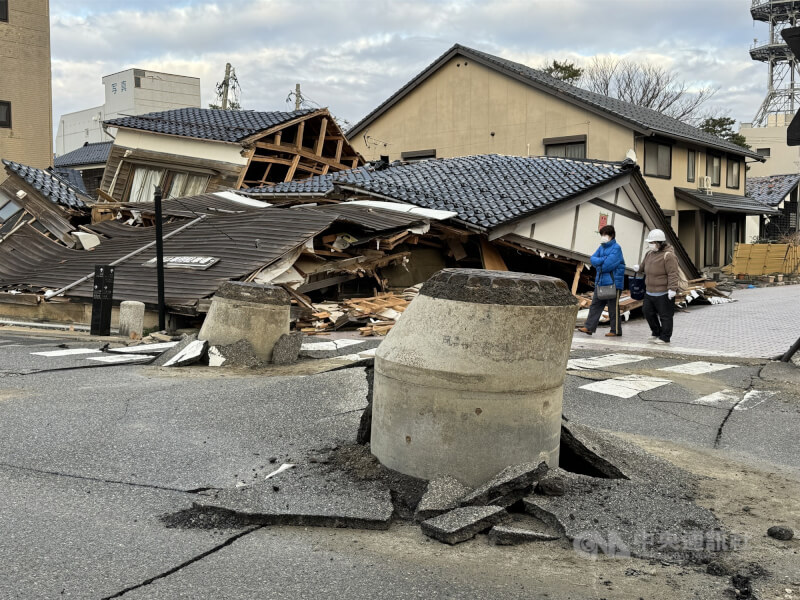 圖為日本石川縣發生強震後,災區倒塌的屋舍。(中央社檔案照片)