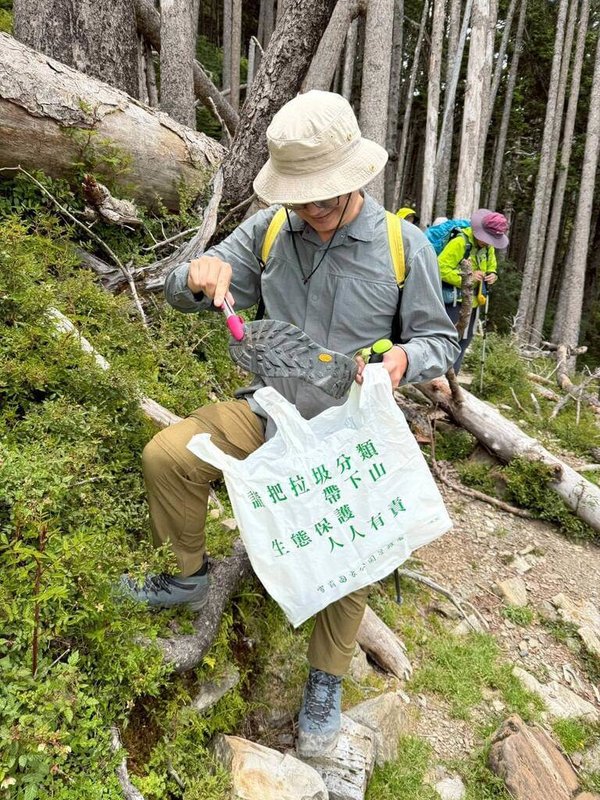 雪霸國家公園管理處日前舉辦「登山公益日」活動,結合9個認養團體一同針對園區8條步道展開淨山、山屋巡檢、設施維護等工作,守護雪霸美麗的高山園地。(雪霸國家公園管理處提供)中央社記者管瑞平傳真 114年7月2日