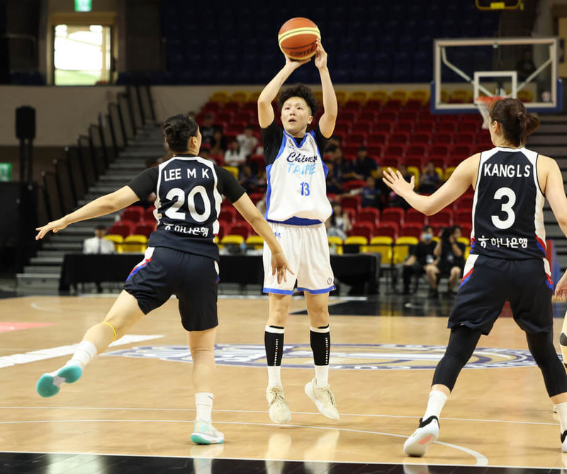 台灣世大運女籃培訓隊2日在2025威廉瓊斯盃國際籃球邀請賽首戰面對韓國，雖然一度有機會取得領先，不過終場仍以74比95吞敗，其中射手林佳蓉（持球者）貢獻全隊最高17分。（籃協提供）中央社記者陳容琛傳真  114年7月2日