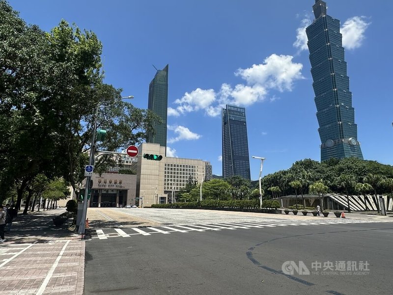 台北市都市設計審議委員會3日召開「台北市市民廣場整建工程」專案會議,多數委員認為兒童遊戲場設計太過於人工化且僵化,都委會要求修改後再送審。圖為台北市政府前市民廣場。中央社記者劉建邦攝 114年7月3日