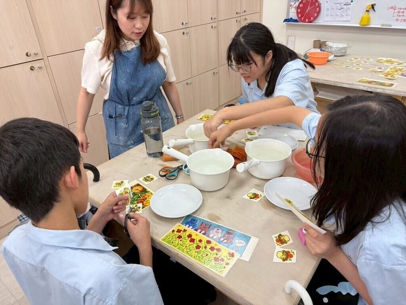 台北科技大學將於7月5日主辦「技職未來式」博覽會,北科大文化事業發展系將於現場安排「陶瓷釉上貼花」體驗活動,圖為長安國中學生6月實作。(北科大提供)中央社記者許秩維傳真 114年7月3日