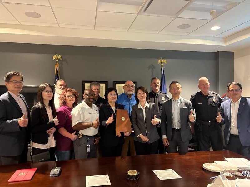 內政部警政署3日表示，為加強國際警政交流，增加台灣能見度，警政署副署長廖美鈴（前左5）於美國時間1日下午率員拜會美國國土安全局，就台美治安現況與經驗進行交流。（警政署提供）中央社記者黃麗芸傳真  114年7月3日