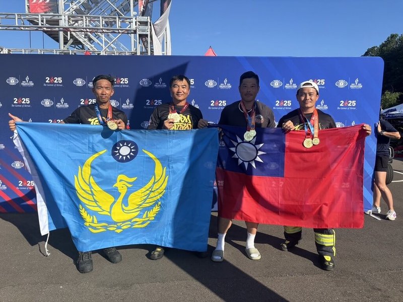 2025世界警察消防運動會首次與美國消防員挑戰賽聯合舉辦2合1賽事,選手除爭奪世界冠軍,也同步角逐美國區域賽冠軍,台灣隊代表黃順生(右起)、錢正叡、張溫宗、張英熙首次挑戰即寫下佳績,奪得「警消團體組世界冠軍」與「美國東南區區域冠軍」雙金牌。(消防署提供)中央社記者黃麗芸傳真 114年7月3日