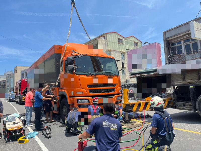 嘉義縣義竹鄉94歲翁姓老婦人3日牽腳踏車過馬路,遭剛變換綠燈直行的大貨車撞上、受困車底,翁婦送醫急救仍宣告不治。(嘉義縣消防局提供)中央社記者黃國芳傳真 114年7月3日
