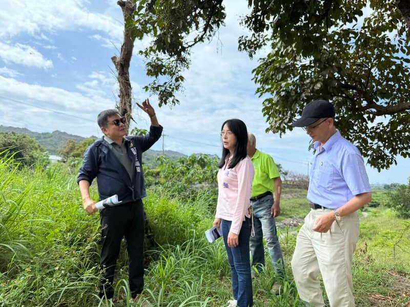 民進黨立委莊瑞雄 (左)、陳瑩 (左2)3日在相關單位陪同下前往勘查台東利吉惡地地質公園,兩人皆盼新增設設施施工單位能如期如質完工。(莊瑞雄台東服務處提供)中央社記者盧太城台東傳真 114年7月3日