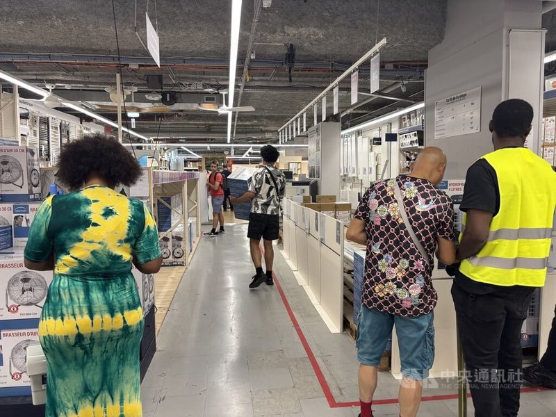 法國向來不喜歡也不習慣冷氣,但面對熱浪越發頻繁,文化也正在改變。受訪者坦言冷氣將是未來趨勢,市中心連鎖家電賣場的移動式冷氣已銷售一空,只剩一般電風扇。中央社記者曾婷瑄巴黎攝 114年7月3日