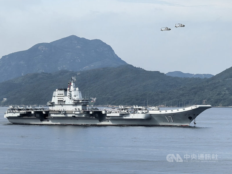 共軍航空母艦山東艦編隊首次訪問香港,預定停留5天,圖為山東艦3日早上進入香港水域。中央社記者張謙香港攝 114年7月3日