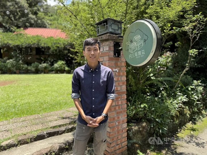 2019年返鄉務農的張哲岳,以「留給下一代一片美好的土地」作為「阿三哥農莊」的經營核心。中央社記者李宗憲攝 114年7月3日