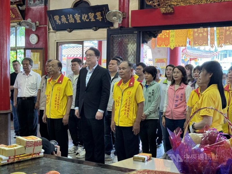 民進黨秘書長林右昌(前排西裝者)3日上午前往花蓮縣吉安鄉勝安宮,為花蓮農民、觀光產業祈福。中央社記者張祈攝 114年7月3日
