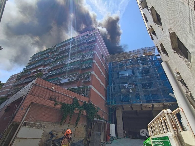 新北市五股區成泰路一段241巷內工地6樓頂3日起火,濃煙直竄,警消獲報前往灌救。(翻攝照片)中央社記者王鴻國傳真 114年7月3日