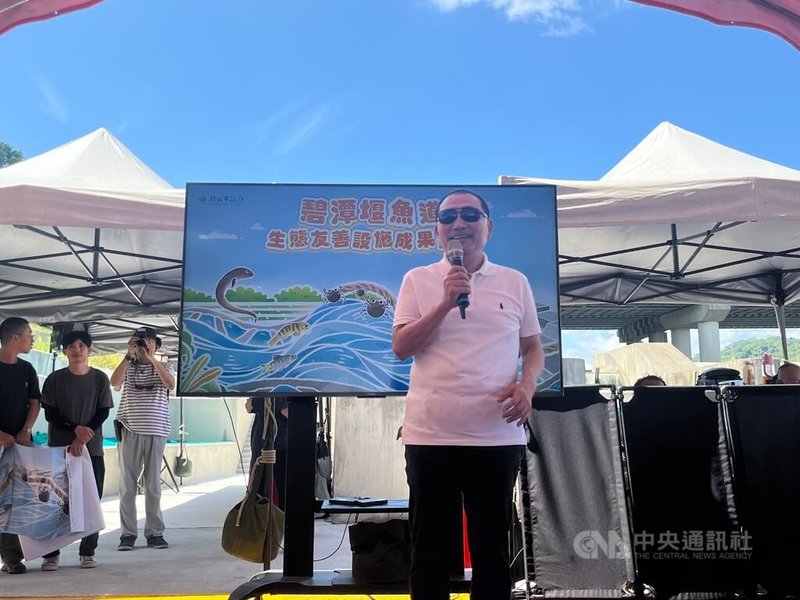 新北市長侯友宜(前)3日上午視察碧潭堰魚道設施,了解新設的生態輔助措施。他說,看著毛蟹連4年回來,非常感動,也證明這些年來新店溪水環境治理有成效。中央社記者趙敏雅攝 114年7月3日
