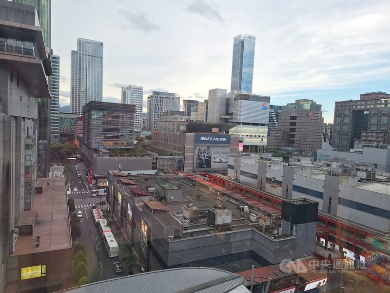 台灣房屋集團3日根據聯徵中心今年第1季房貸資料,觀察台北市、新北市及台中市的受僱勞工,個人平均月薪不夠繳房貸,以台北市超支最嚴重。此為台北市信義區街景。中央社記者何秀玲攝 114年7月3日