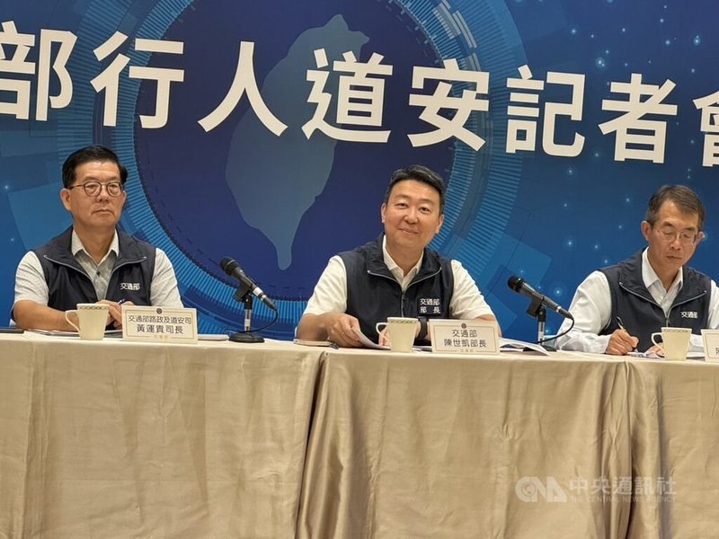 關於國籍航空讓軍人升等商務艙議題,交通部長陳世凱3日表示目前已經有航空公司在做內部規劃,希望在9月3日軍人節時推出讓軍人升等商務艙服務。中央社記者余曉涵攝 114年7月3日