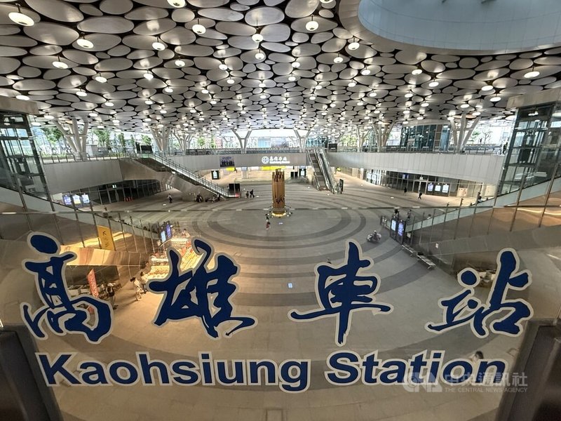 位於台鐵高雄車站中央下沉廣場的公共藝術裝置「聽蒸氣」,是一座能發聲、能演奏的「城市之琴」,不僅外觀吸睛,還可定時播放交織汽笛與鐘聲概念的樂曲。中央社記者董俊志攝 114年7月3日