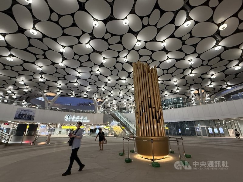 台鐵高雄車站中央下沉廣場的公共藝術裝置「聽蒸氣」為結合聲音科技與文化敘事的創新作品,由侯林建築團隊主導策劃、POM管風琴公司製作。中央社記者董俊志攝 114年7月3日