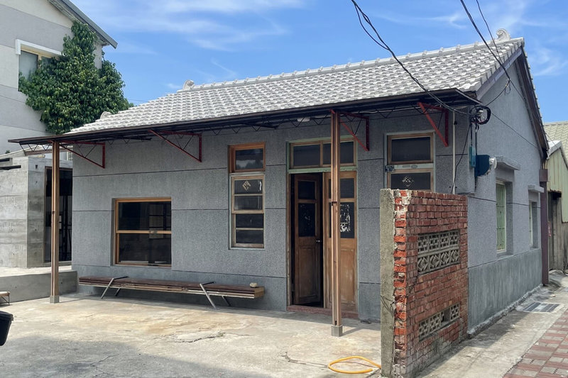台南市政府擬成立「歷史文化場域經理平台」,深化歷史老屋保存與歷史街區永續發展。圖為台南市南區灣裡聚落的老屋補助建物整修完成。(台南市文化局提供)中央社記者楊思瑞台南傳真 114年7月3日