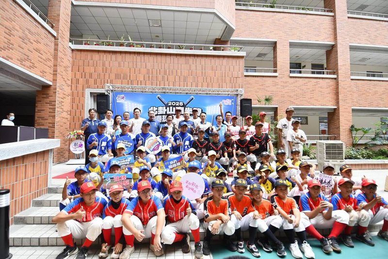為推廣棒球運動，彰化縣政府舉辦半線盃社區少年棒球錦標賽及卦山盃全國少棒青少棒錦標賽，3日在彰化縣警察局中庭舉行記者會，邀全國民眾到彰化看棒球。（彰化縣政府提供）中央社記者吳哲豪傳真  114年7月3日