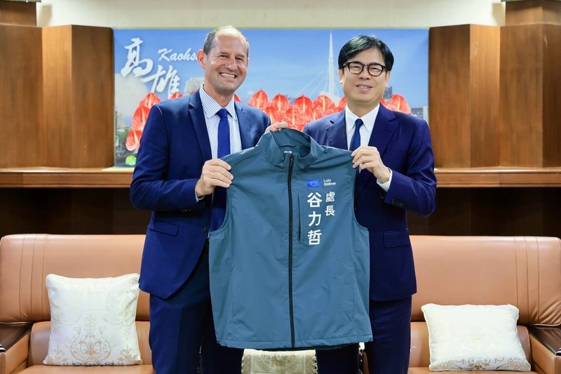 歐洲經貿辦事處處長谷力哲（Lutz Güllner）（左）3日拜會高雄市長陳其邁（右），陳其邁送上特別為谷力哲客製化的台灣味背心。（高雄市行政暨國際處提供）中央社記者蔡孟妤傳真  114年7月3日