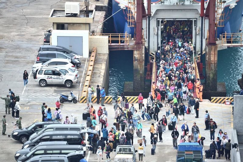 連江縣交通旅遊局3日指出，根據交通部觀光署統計，民國114年5月馬祖地區旅客數達2萬5879人次，較去年同期成長4.73%，顯示馬祖觀光動能持續升溫、成長趨勢穩健。圖為端午連假期間搭船到訪東引的人潮。（連江縣交通旅遊局提供）中央社記者潘欣彤傳真  114年7月3日