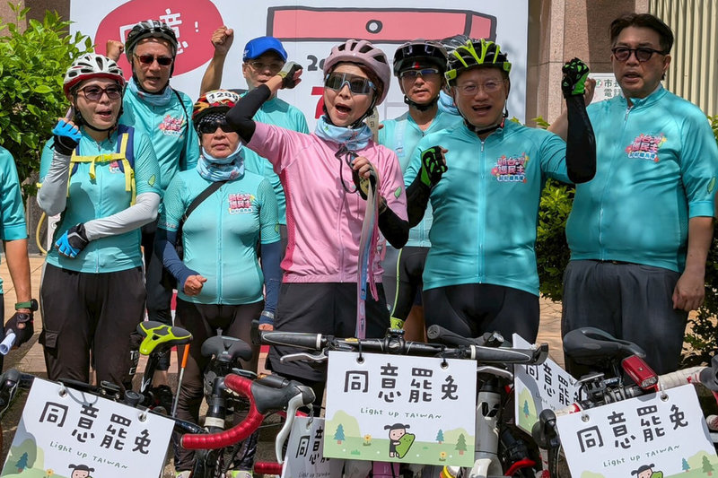 民進黨立委陳亭妃(前中)3日在台南市北區服務處宣布再次組成「妃妃鐵馬隊」,將前進各地罷免藍委案選區,以騎自行車宣講方式應援罷團。(陳亭妃服務處提供)中央社記者楊思瑞台南傳真 114年7月3日