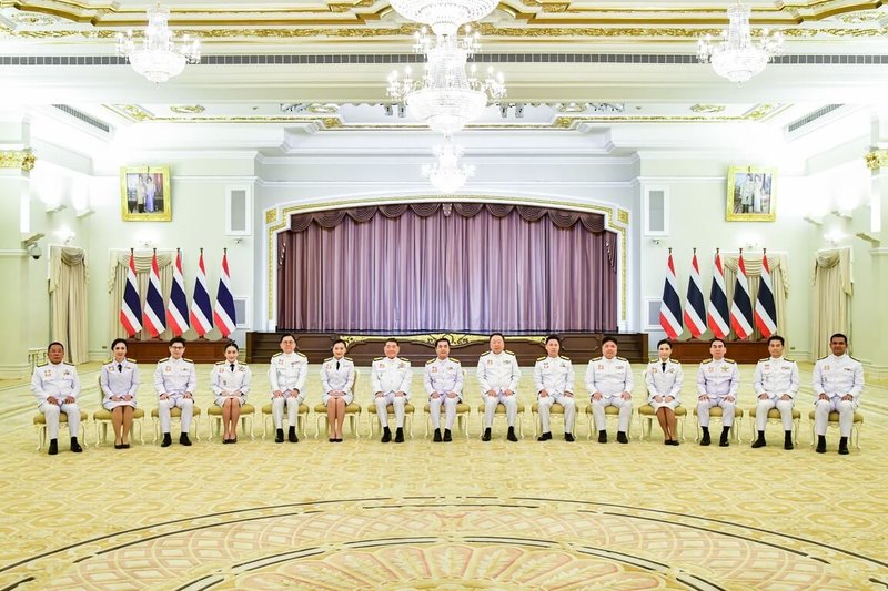 泰國總理貝東塔因為和柬埔寨前總理洪森的錄音事件遭憲法法庭暫停總理職務,不過貝東塔(左4)3日仍宣誓成為文化部長。(泰國總理府提供)中央社記者呂欣憓曼谷傳真 114年7月3日