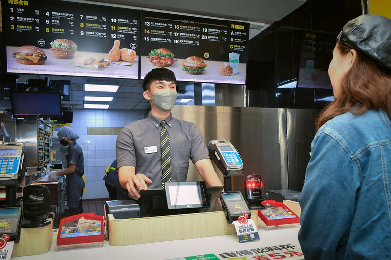台灣麥當勞3日宣布，2025年將在全台招募1000名正職員工，而餐廳管理職全面調升起薪，其中儲備幹部訓練期薪水為新台幣3萬8400元（含津貼），漲幅逾8%。（台灣麥當勞提供）中央社記者黃巧雯傳真 114年7月3日