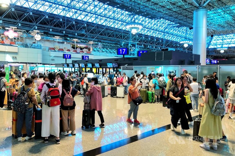 7月1日至8月31日暑假期間,根據桃園機場公司預估數據顯示,客機總架次4萬359架次,包含加班客機160架次及客運包機26架次,每日平均651架次;總運量預估853萬人次,有機會超越2019年客運量852萬人次、日均13.76萬人次。中央社記者吳睿騏桃園機場攝 114年7月3日