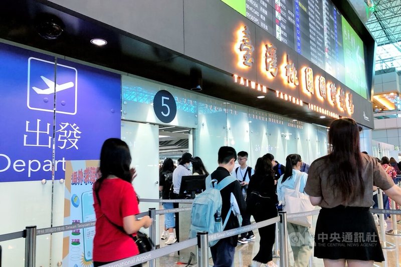 桃園國際機場公司3日表示,隨著暑假旅遊旺季來臨,桃機也湧現出國人潮,暑假期間預估有13天單日上看14萬人次,提醒旅客確認後提前出發,並善用智慧化服務節省等待時間。中央社記者吳睿騏桃園機場攝 114年7月3日