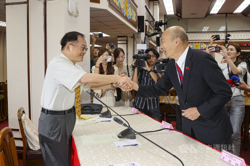 立法院3日舉行第11屆第3會期第4次全院委員會「行使司法院院長、副院長及大法官同意權案」公聽會,由立法院長韓國瑜(前右)主持,韓國瑜與律師黃國鐘(前左)握手致意。中央社記者鄭清元攝 114年7月3日