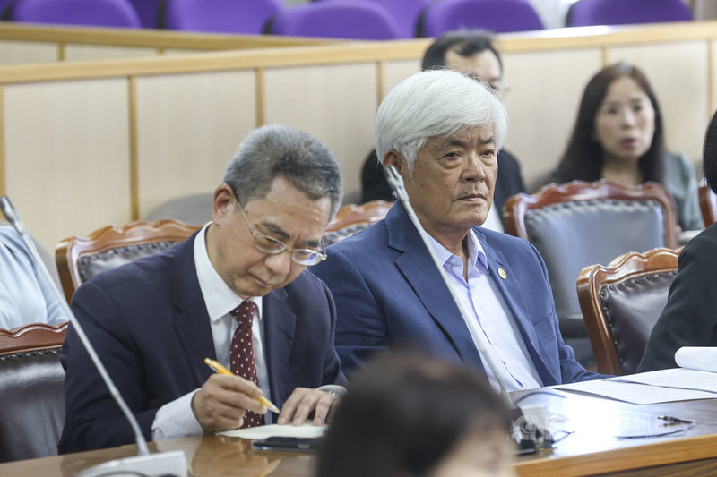 立法院3日下午進行黨團協商,研商「中選會函請立院推薦代表參加全國性公民投票案第21案之發表會或辯論會」等案,中選會主委李進勇(前右)列席備詢。中央社記者鄭清元攝 114年7月3日