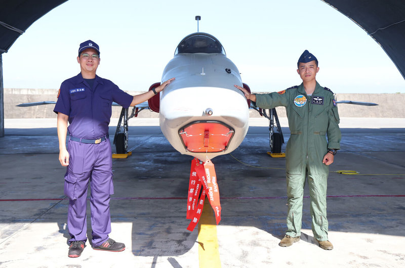 空軍4日將為RF-5E偵察機舉辦除役典禮,空軍第五聯隊第12戰術偵察機隊中校分隊長傅鈜(右)與士官長機工長葉品聰(左)3日受訪,透露對於老戰友功臣身退感到非常不捨。中央社記者張新偉攝 114年7月3日