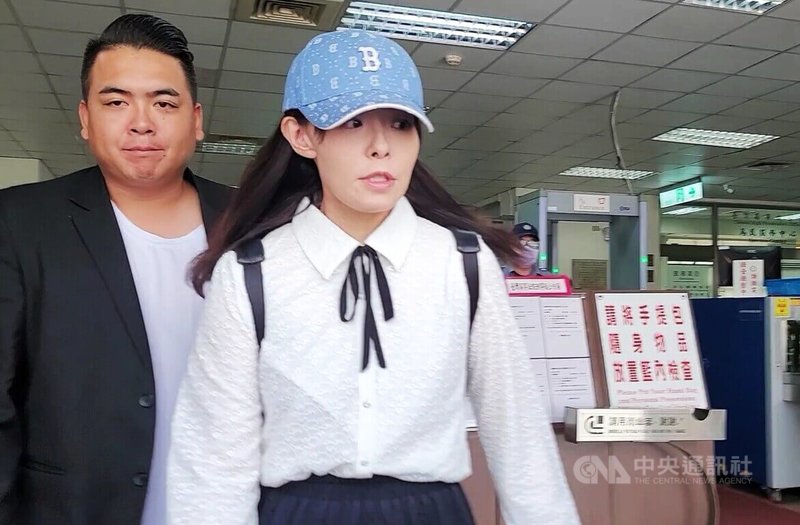 遭停職的新竹市長高虹安(右)被旅美教授陳時奮自訴誣告罪,二審高院3日開庭,陳時奮請求重判高虹安,高虹安則請求無罪判決,法官諭知本案於31日宣判。中央社記者謝幸恩攝 114年7月3日