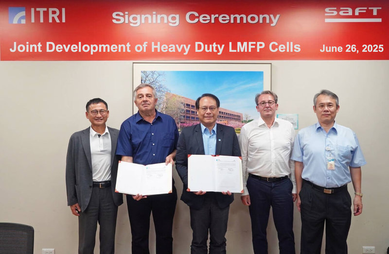 工研院與法國Saft公司簽署合作協議,共同推動磷酸錳鐵鋰(LMFP)電池的技術驗證與商品化,圖左3為工研院材料與化工研究所所長邱國展。(工研院提供)中央社記者張建中傳真 114年7月3日