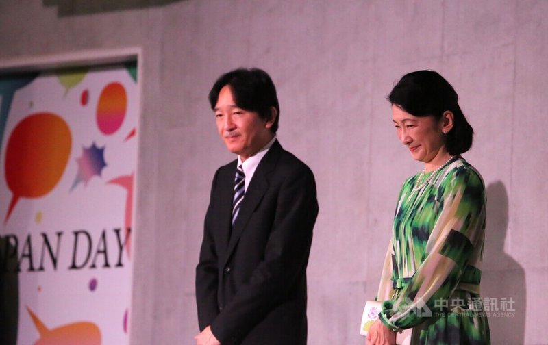 大阪世博「日本日」舉辦慶典,日本皇室秋篠宮文仁親王(左)致詞時表示,「『日本日』是讓大家能更了解日本的歷史、文化、傳統的機會,期待今天透過會場內的各項活動,能和世人一起重新發現日本的魅力」。中央社記者楊明珠大阪攝 114年7月3日