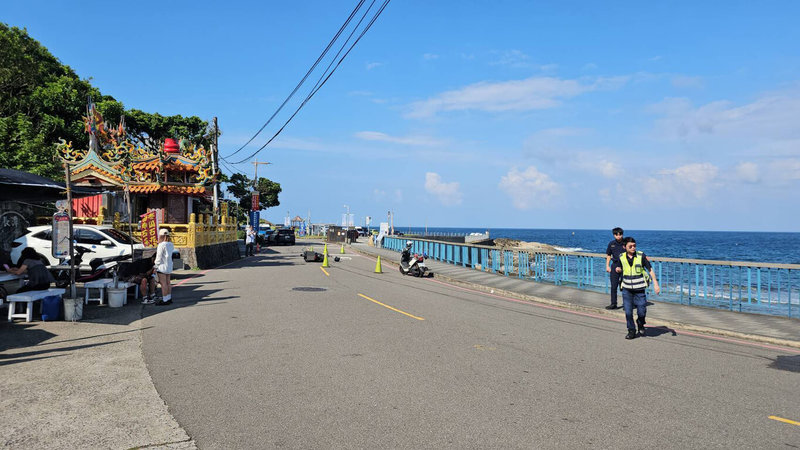 吳姓婦人3日牽著4歲孫子在基隆市潮境公園平浪橋下橋路段過馬路時，遭吳姓機車騎士高速撞擊，吳婦送醫急救不治、黃童擦傷，警方獲報到場處理。（讀者提供）中央社記者王朝鈺傳真  114年7月3日