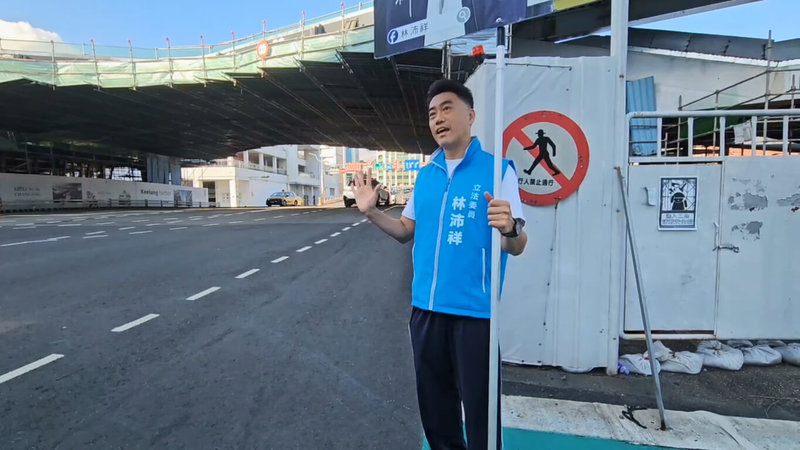 國民黨立委林沛祥3日上午在基隆市中正路、信一路口持「不同意罷免」標語向市民揮手致意,爭取市民支持。(讀者提供)中央社記者王朝鈺傳真 114年7月3日
