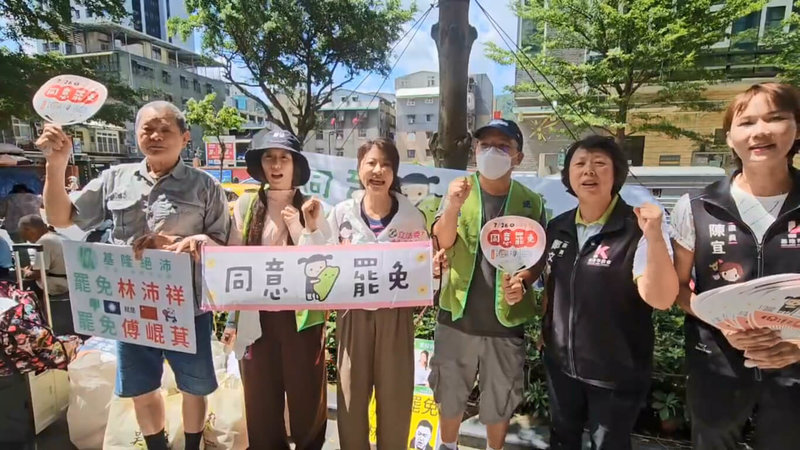 民進黨立委林楚茵(右4)、民進黨基隆市議員陳宜(右)、鄭文婷(右2),3日上午與罷免團體「基隆絕沛」志工,前往信義市場掃街,沿路發送扇子宣傳罷免國民黨立委林沛祥。(讀者提供)中央社記者王朝鈺傳真 114年7月3日