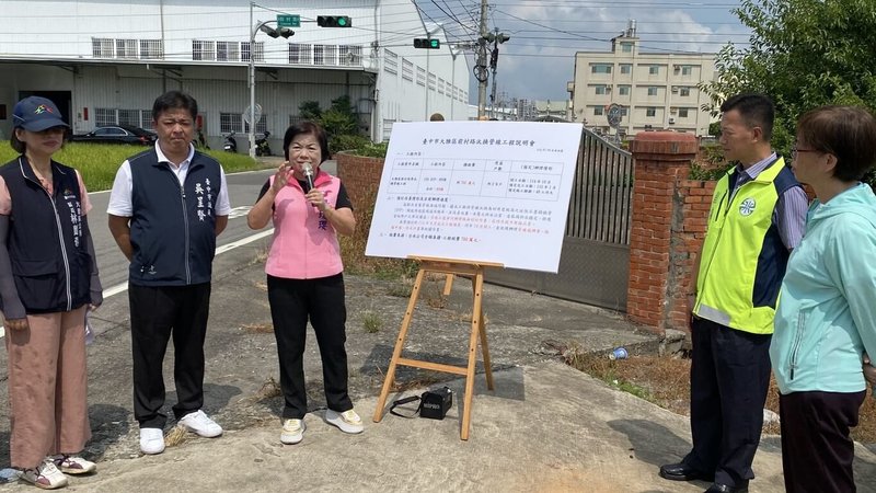 台中市大雅區前村路沿線自來水管老舊,短短800公尺就有11處破管挖補。國民黨籍立委楊瓊瓔(左3)爭取汰換老舊自來水管線,3日邀集相關單位現場會勘,說明汰換工程。(立委楊瓊瓔提供)中央社記者趙麗妍傳真 114年7月3日